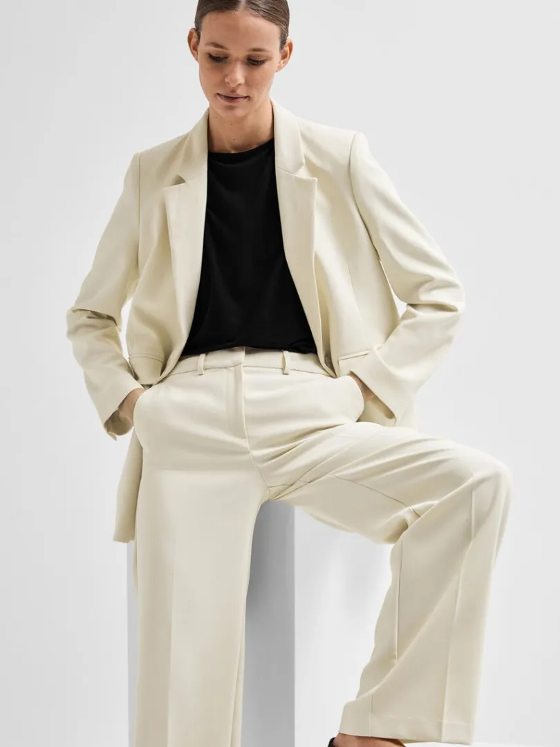 afslappet_pasform_blazer_2-4.webp Jakkesæt & Blazers>SELECTED AFSLAPPET PASFORM BLAZER Beige