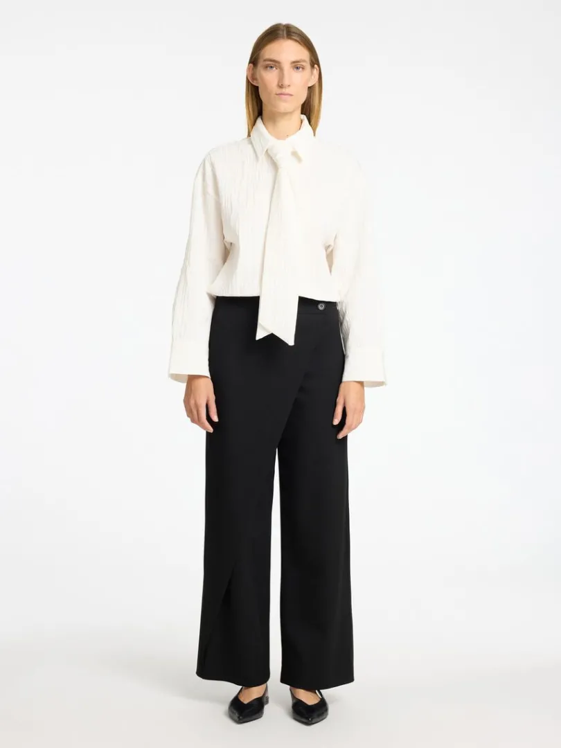 asymmetrisk_brede_bukser_1.webp Bukser>SELECTED ASYMMETRISK BREDE BUKSER Black