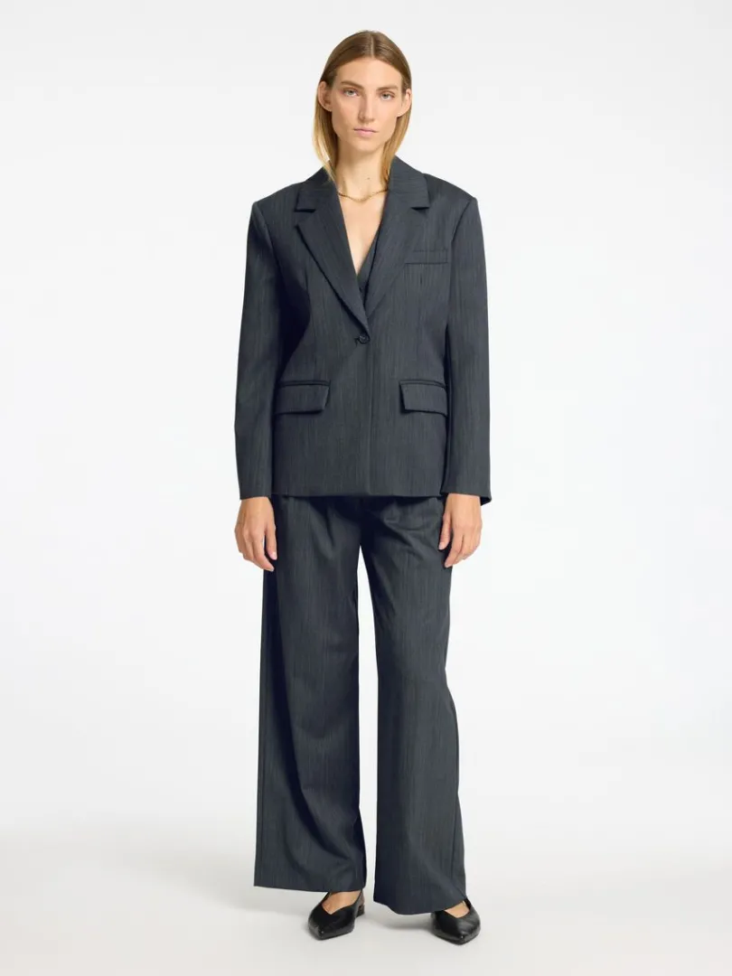 asymmetrisk_oversized_bla_1.webp Jakkesæt & Blazers | Overtøj>SELECTED ASYMMETRISK OVERSIZED BLAZER Grey