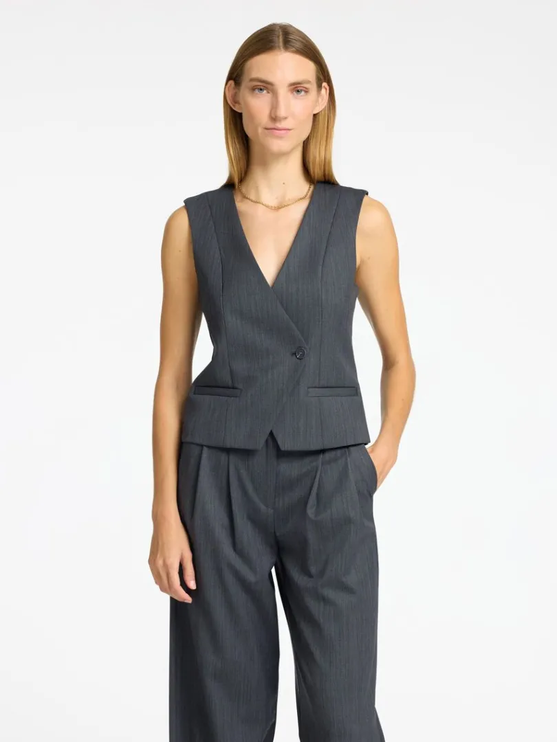 asymmetrisk_vest_0.webp Toppe Og Bluser>SELECTED ASYMMETRISK VEST Grey