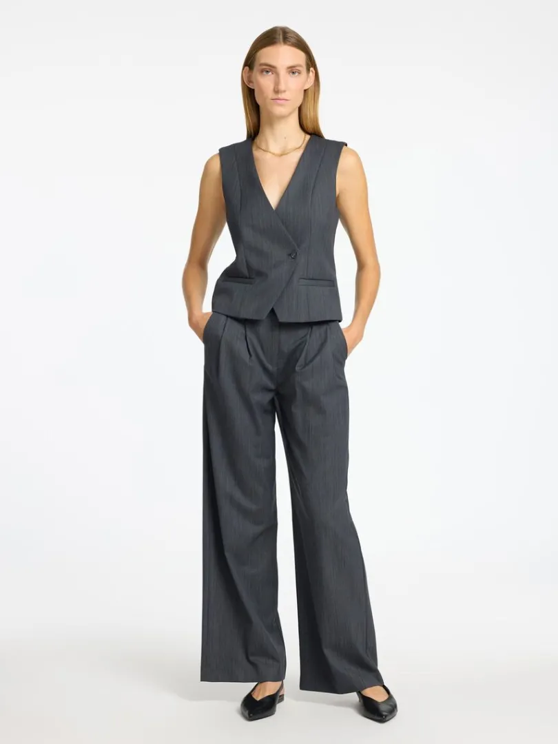 asymmetrisk_vest_1.webp Toppe Og Bluser>SELECTED ASYMMETRISK VEST Grey