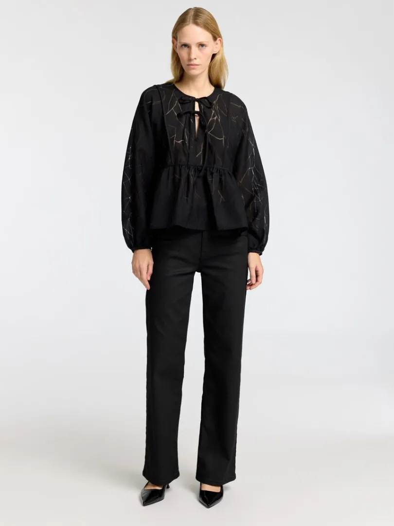 bindelukning_foran_langrm_1.webp Toppe Og Bluser>SELECTED BINDELUKNING FORAN LANGÆRMET BLUSE Black
