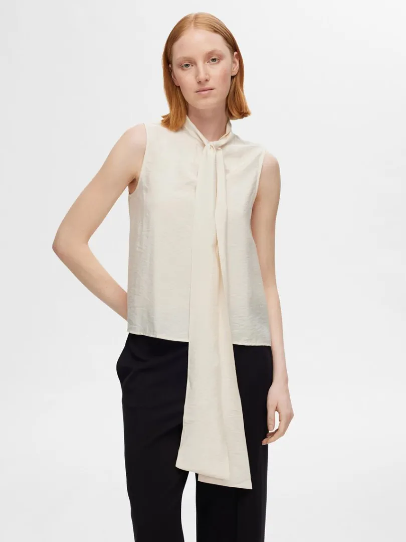 bindelukning_i_hals_top_u_0.webp Toppe Og Bluser>SELECTED BINDELUKNING I HALS TOP UDEN ÆRMER Beige