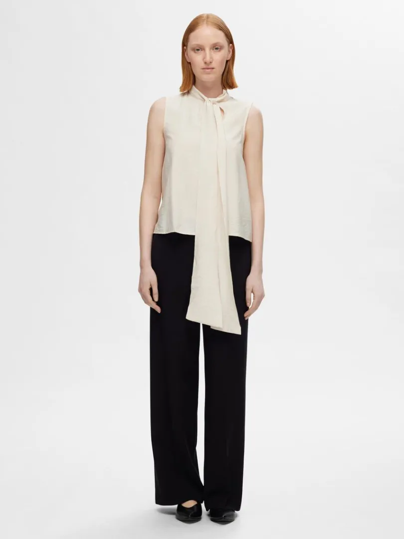 bindelukning_i_hals_top_u_1.webp Toppe Og Bluser>SELECTED BINDELUKNING I HALS TOP UDEN ÆRMER Beige