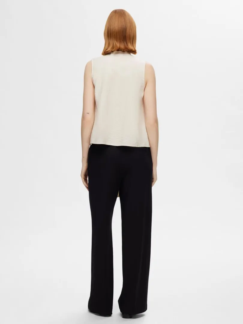 bindelukning_i_hals_top_u_4.webp Toppe Og Bluser>SELECTED BINDELUKNING I HALS TOP UDEN ÆRMER Beige