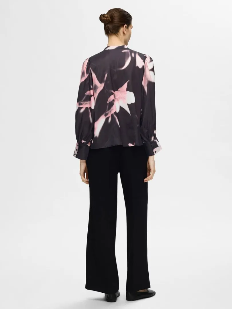 blomsterprintet_bluse_4.webp Toppe Og Bluser>SELECTED BLOMSTERPRINTET BLUSE Pink