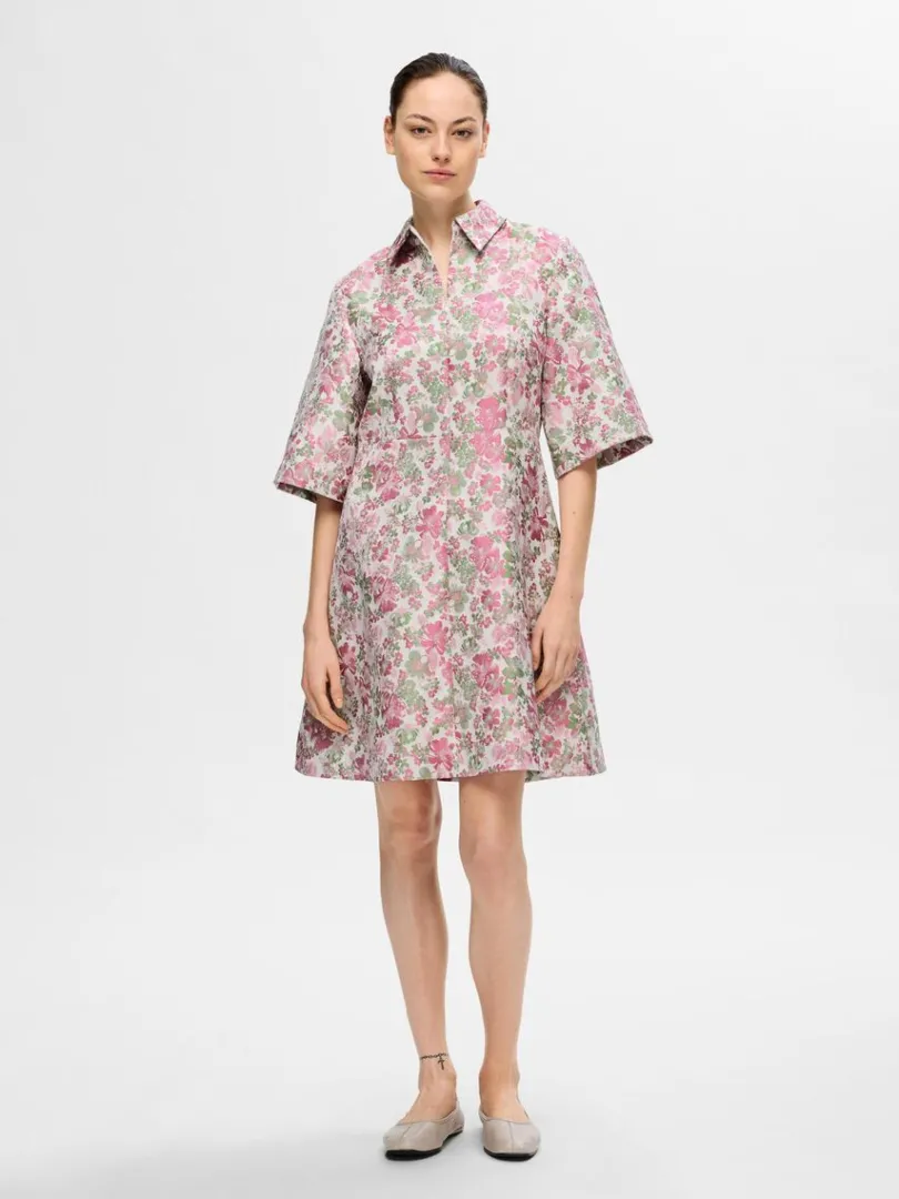 blomstret_jacquard_kort_k_1-1.webp Kjoler>SELECTED BLOMSTRET JACQUARD KORT KJOLE Coloured