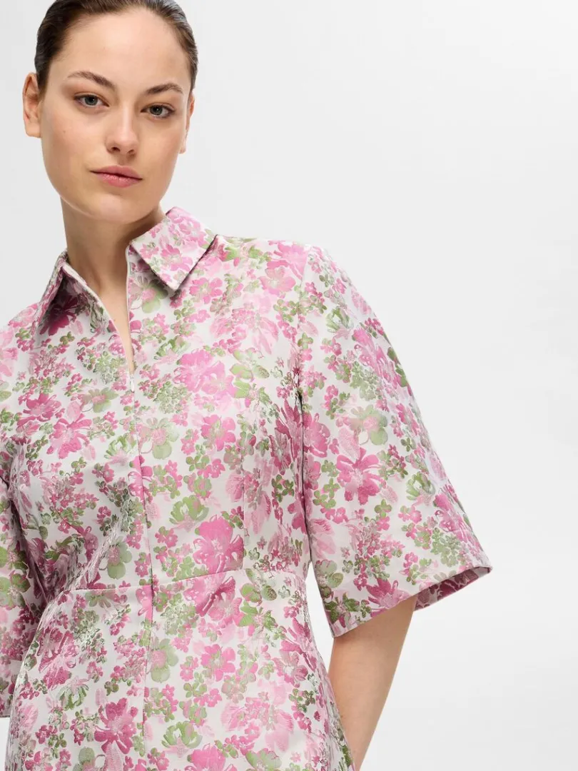 blomstret_jacquard_kort_k_2-1.webp Kjoler>SELECTED BLOMSTRET JACQUARD KORT KJOLE Coloured