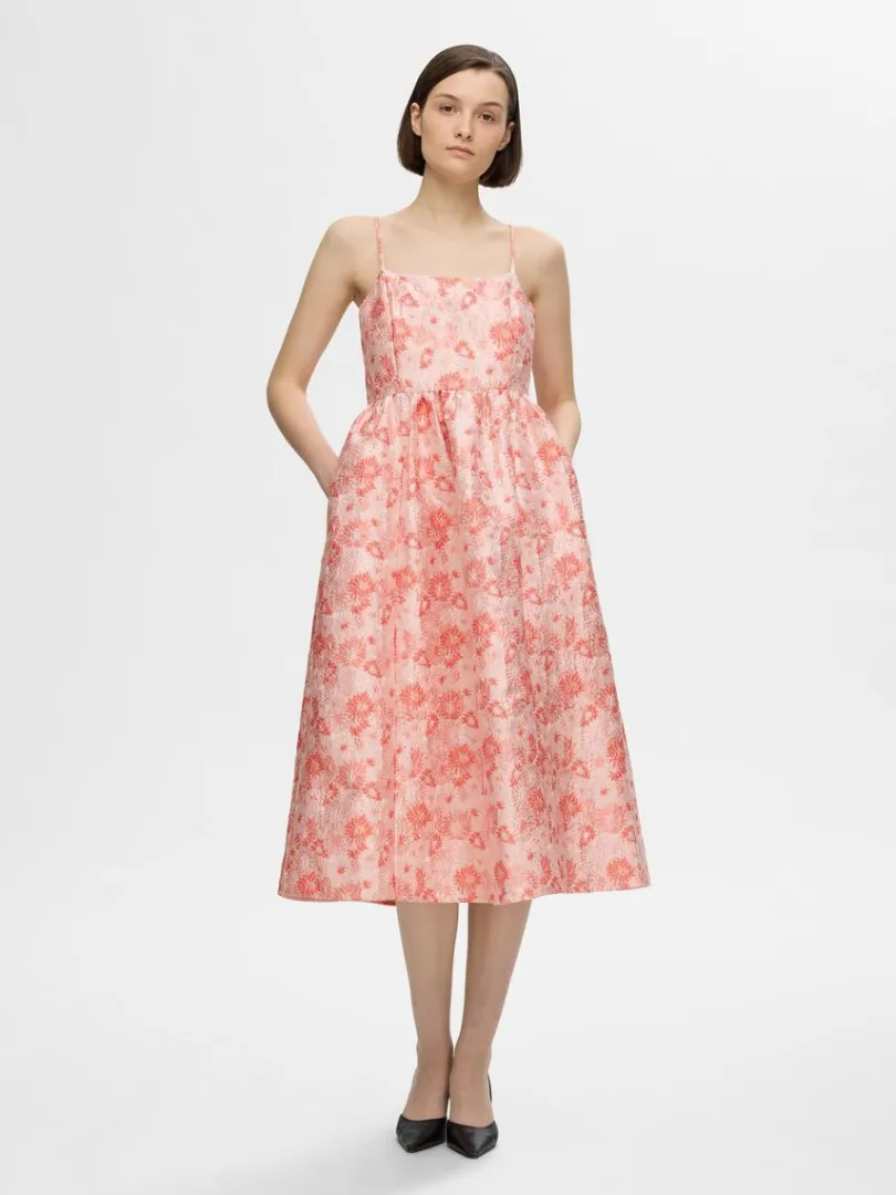 blomstret_jacquard_midikj_0.webp Kjoler>SELECTED BLOMSTRET JACQUARD MIDIKJOLE Pink