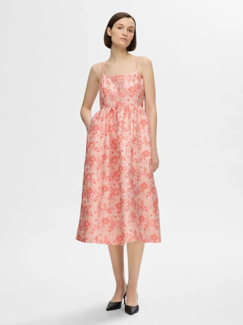 blomstret_jacquard_midikj_1.webp Kjoler>SELECTED BLOMSTRET JACQUARD MIDIKJOLE Pink