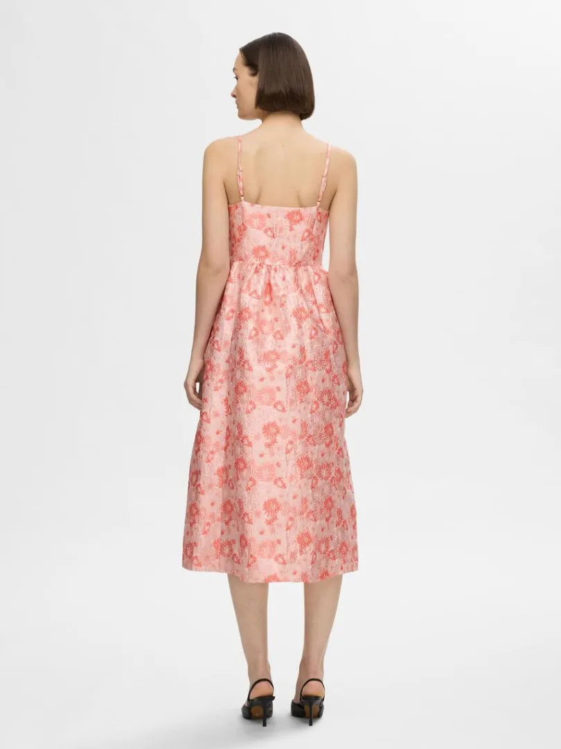 blomstret_jacquard_midikj_4.webp Kjoler>SELECTED BLOMSTRET JACQUARD MIDIKJOLE Pink