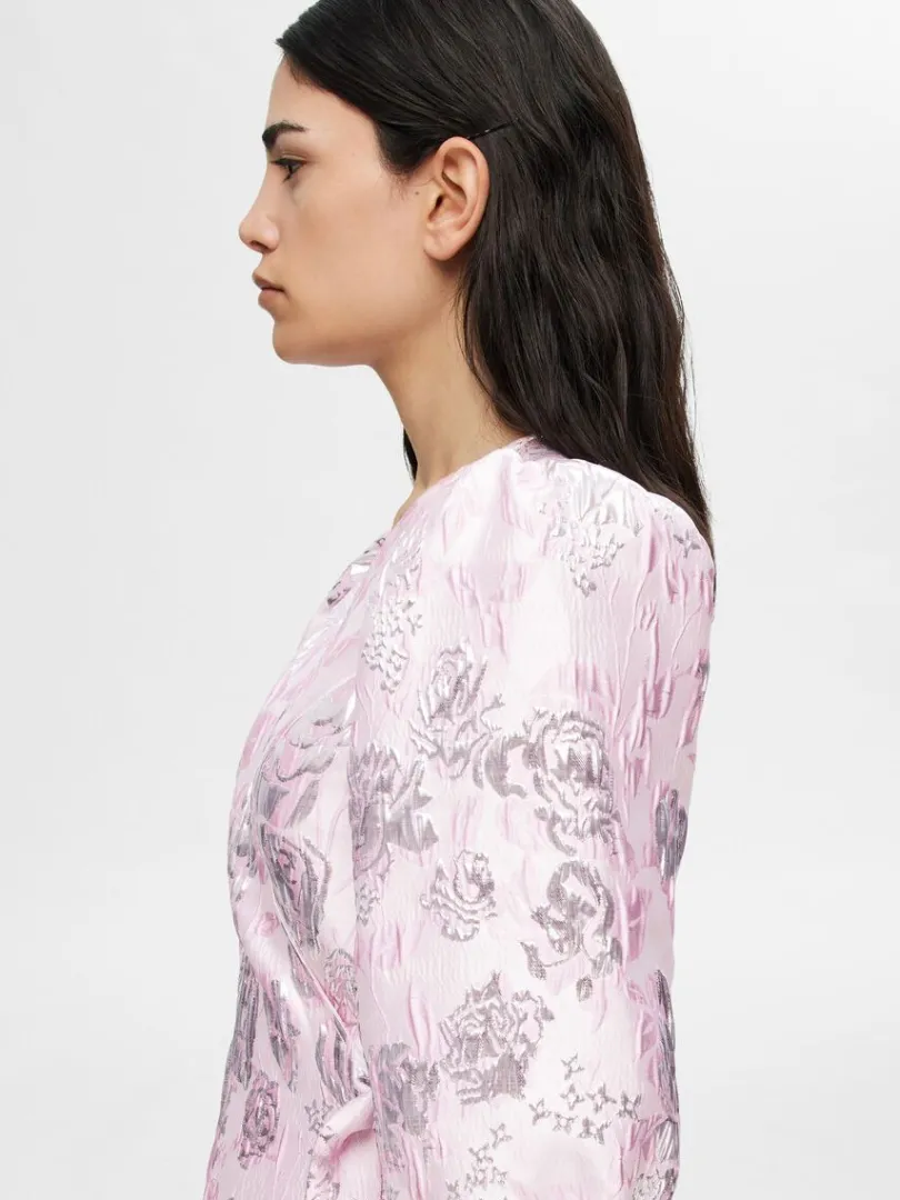 blomstret_jacquard_sl_om__2.webp Kjoler>SELECTED BLOMSTRET JACQUARD SLÅ OM KJOLE Pink