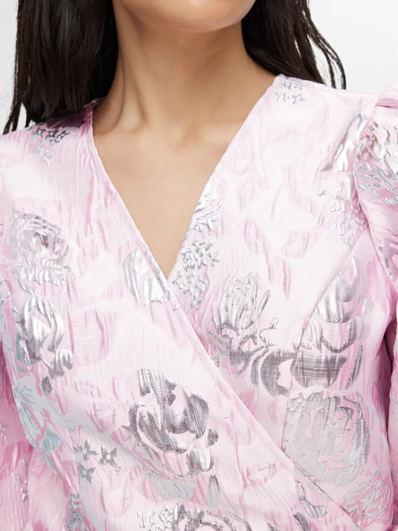 blomstret_jacquard_sl_om__3.webp Kjoler>SELECTED BLOMSTRET JACQUARD SLÅ OM KJOLE Pink