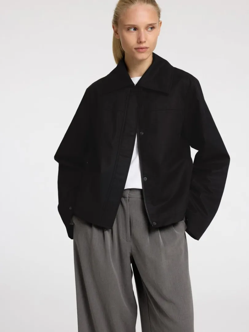 bomuld_kort_jakke_2.webp Overtøj>SELECTED 100% BOMULD KORT JAKKE Black