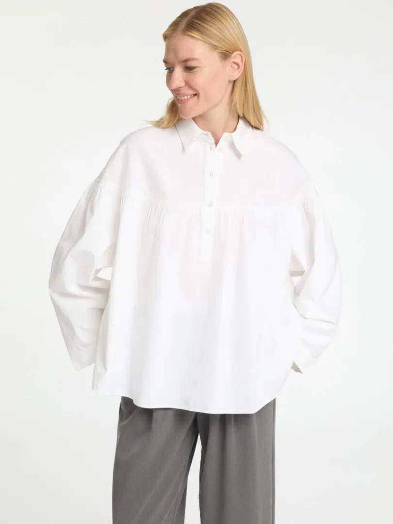 bomuld_langrmet_bluse_2-1.webp Skjorter>SELECTED 100% BOMULD LANGÆRMET BLUSE White
