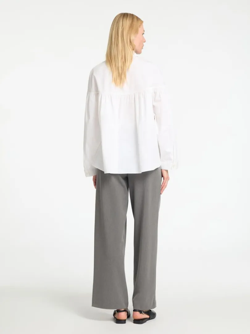 bomuld_langrmet_bluse_4-1.webp Skjorter>SELECTED 100% BOMULD LANGÆRMET BLUSE White