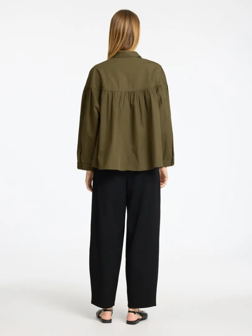 bomuld_langrmet_bluse_4.webp Skjorter>SELECTED 100% BOMULD LANGÆRMET BLUSE Green