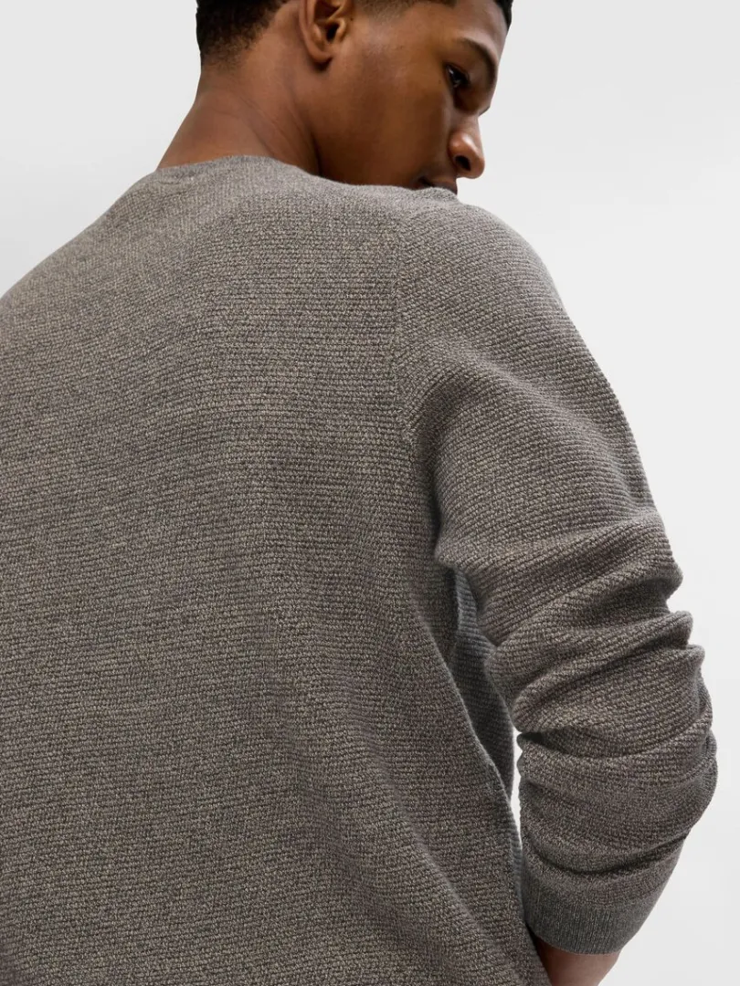 bomuld_sweater_med_rund__2-3.webp Strik>SELECTED 100% BOMULD SWEATER MED RUND HALS Grey