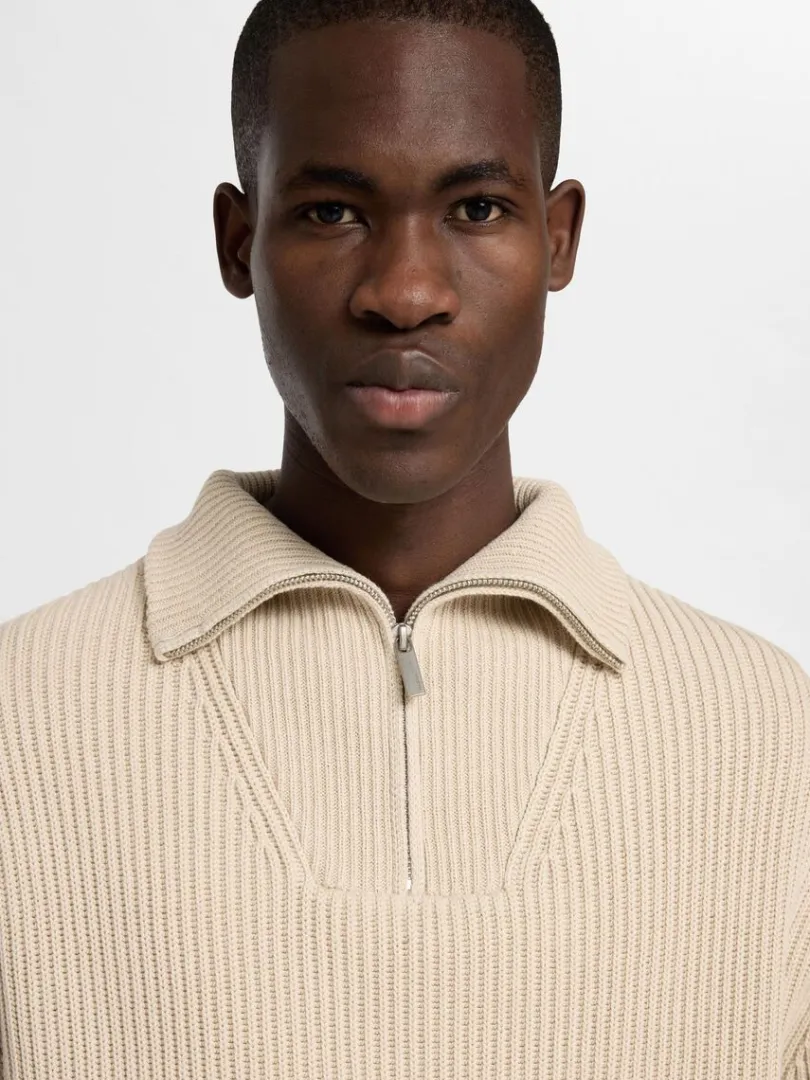 bomuld_trje_med_halv_lyn_3-1.webp Strik>SELECTED 100% BOMULD TRØJE MED HALV LYNLÅS Beige