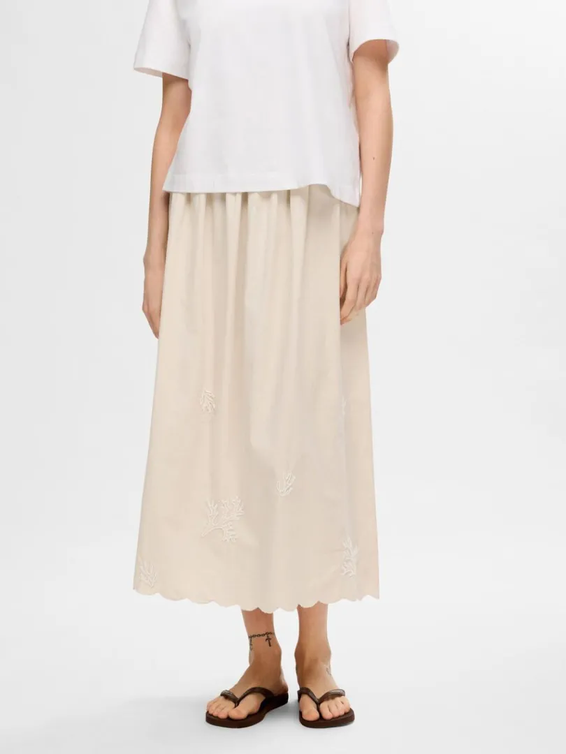 broderet_maxinederdel_1.webp Nederdele>SELECTED BRODERET MAXINEDERDEL Beige