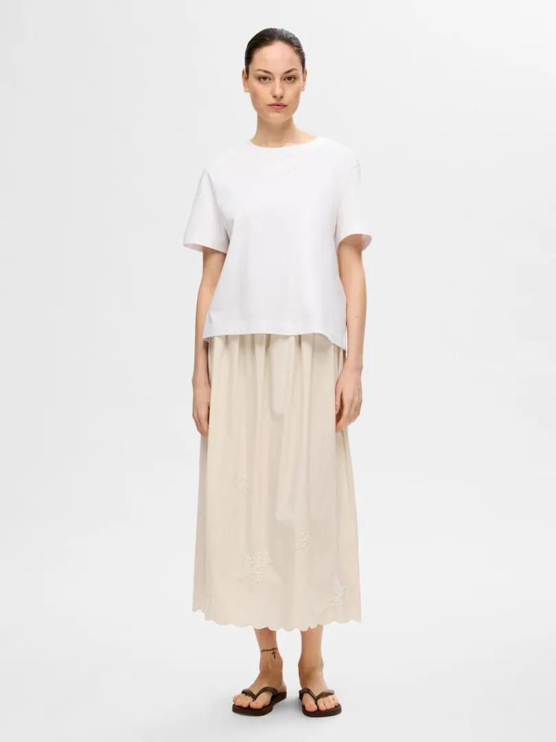 broderet_maxinederdel_2.webp Nederdele>SELECTED BRODERET MAXINEDERDEL Beige