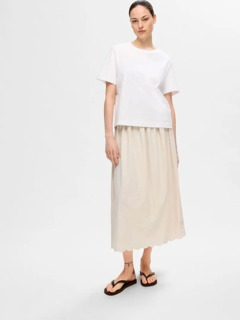 broderet_maxinederdel_3.webp Nederdele>SELECTED BRODERET MAXINEDERDEL Beige