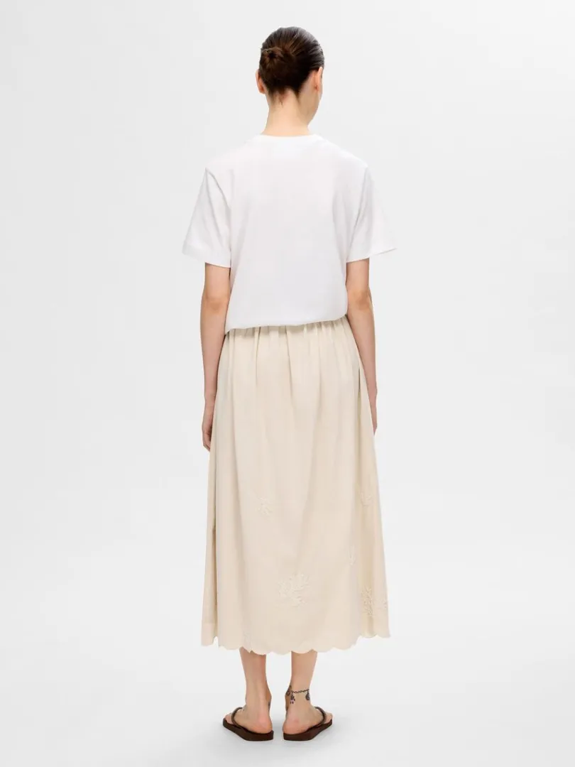 broderet_maxinederdel_5.webp Nederdele>SELECTED BRODERET MAXINEDERDEL Beige