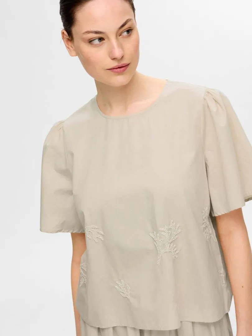 broderet_top_med_korte_rm_2.webp Toppe Og Bluser>SELECTED BRODERET TOP MED KORTE ÆRMER Beige