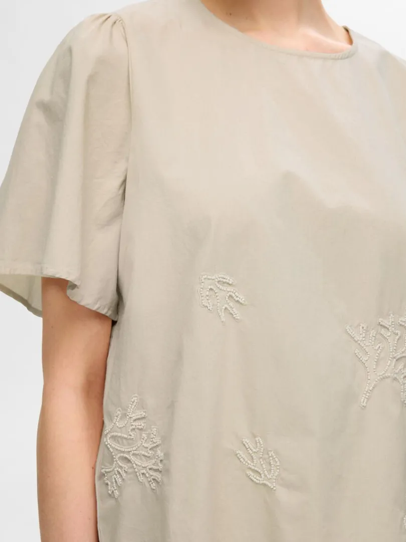 broderet_top_med_korte_rm_3.webp Toppe Og Bluser>SELECTED BRODERET TOP MED KORTE ÆRMER Beige
