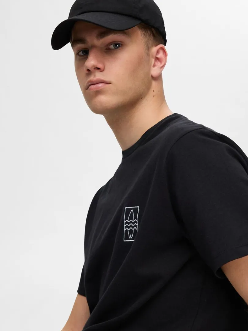 broderet_tshirt_2-4.webp T-shirts>SELECTED BRODERET T-SHIRT Black