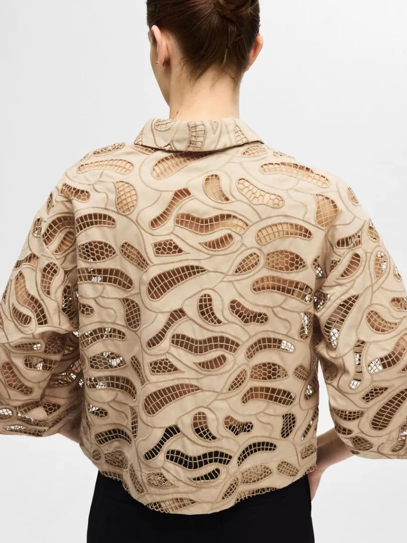 broderie_anglaise_cropped_2-1.webp Skjorter>SELECTED BRODERIE ANGLAISE CROPPED SKJORTE Beige