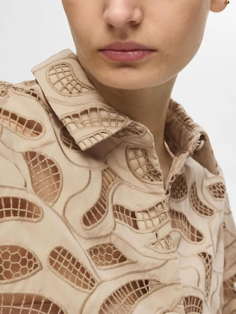 broderie_anglaise_cropped_3-1.webp Skjorter>SELECTED BRODERIE ANGLAISE CROPPED SKJORTE Beige