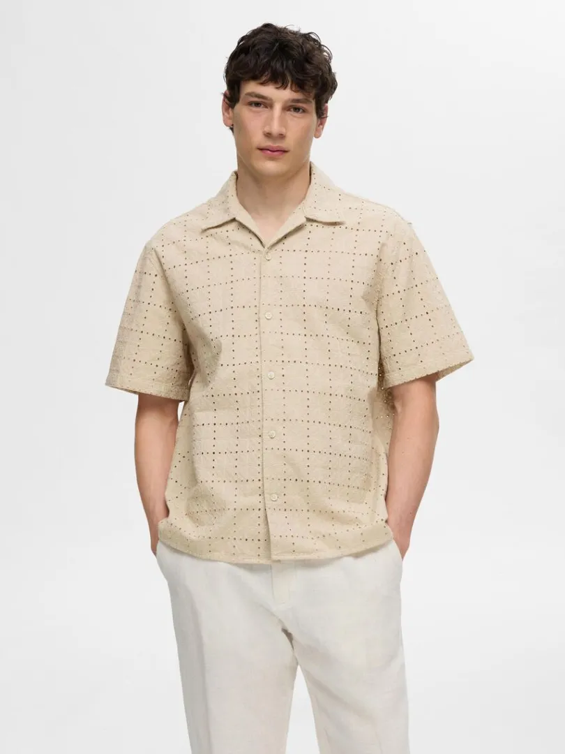 broderie_anglaise_kortrme_0-3.webp Skjorter>SELECTED BRODERIE ANGLAISE KORTÆRMET SKJORTE Beige