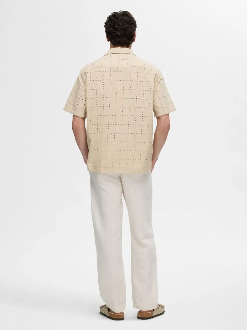 broderie_anglaise_kortrme_1-3.webp Skjorter>SELECTED BRODERIE ANGLAISE KORTÆRMET SKJORTE Beige