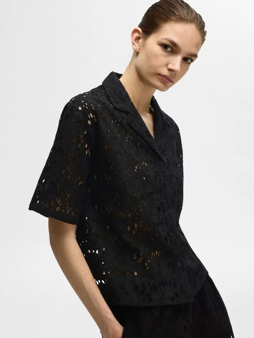 broderie_anglaise_kortrme_2-1.webp Skjorter>SELECTED BRODERIE ANGLAISE KORTÆRMET SKJORTE Black