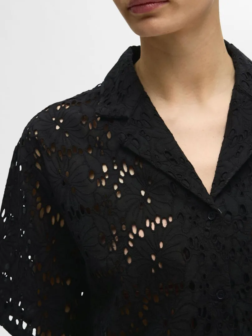 broderie_anglaise_kortrme_3-1.webp Skjorter>SELECTED BRODERIE ANGLAISE KORTÆRMET SKJORTE Black