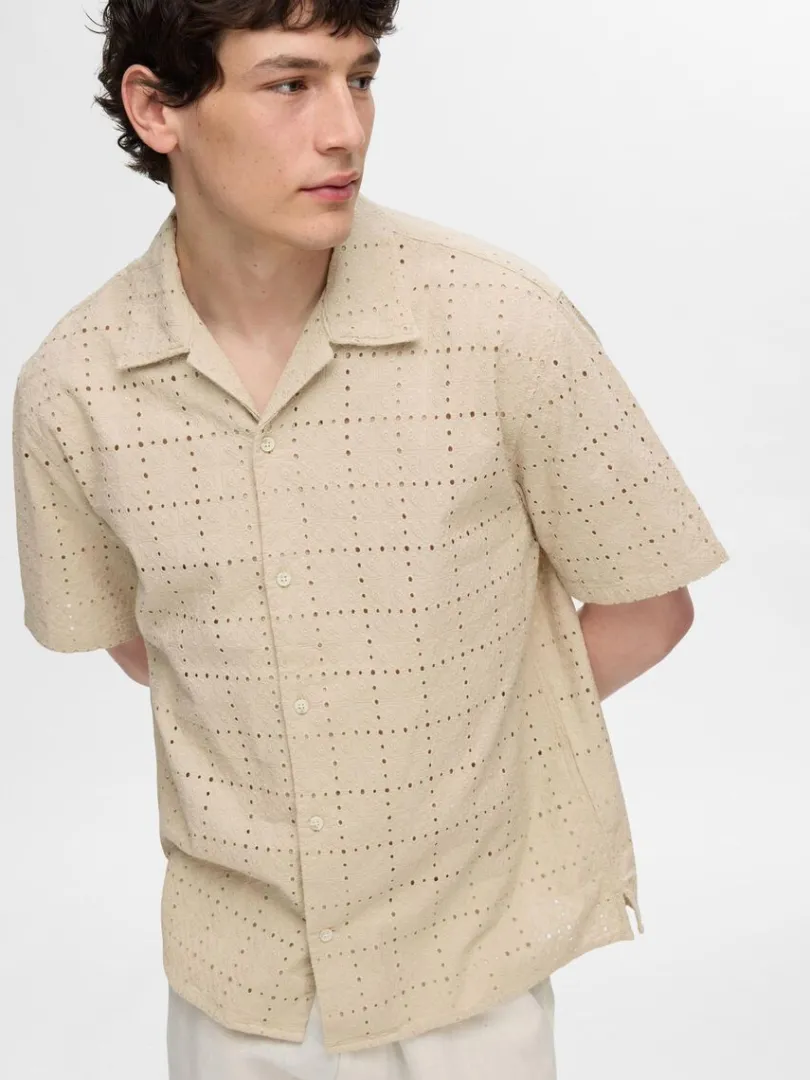 broderie_anglaise_kortrme_3-3.webp Skjorter>SELECTED BRODERIE ANGLAISE KORTÆRMET SKJORTE Beige