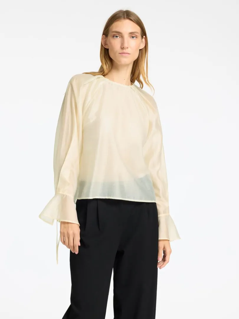 detaljeret_langrmet_bluse_0-1.webp Toppe Og Bluser>SELECTED DETALJERET LANGÆRMET BLUSE Beige