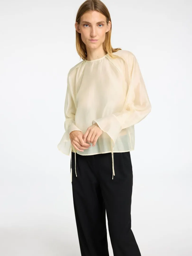 detaljeret_langrmet_bluse_2-1.webp Toppe Og Bluser>SELECTED DETALJERET LANGÆRMET BLUSE Beige