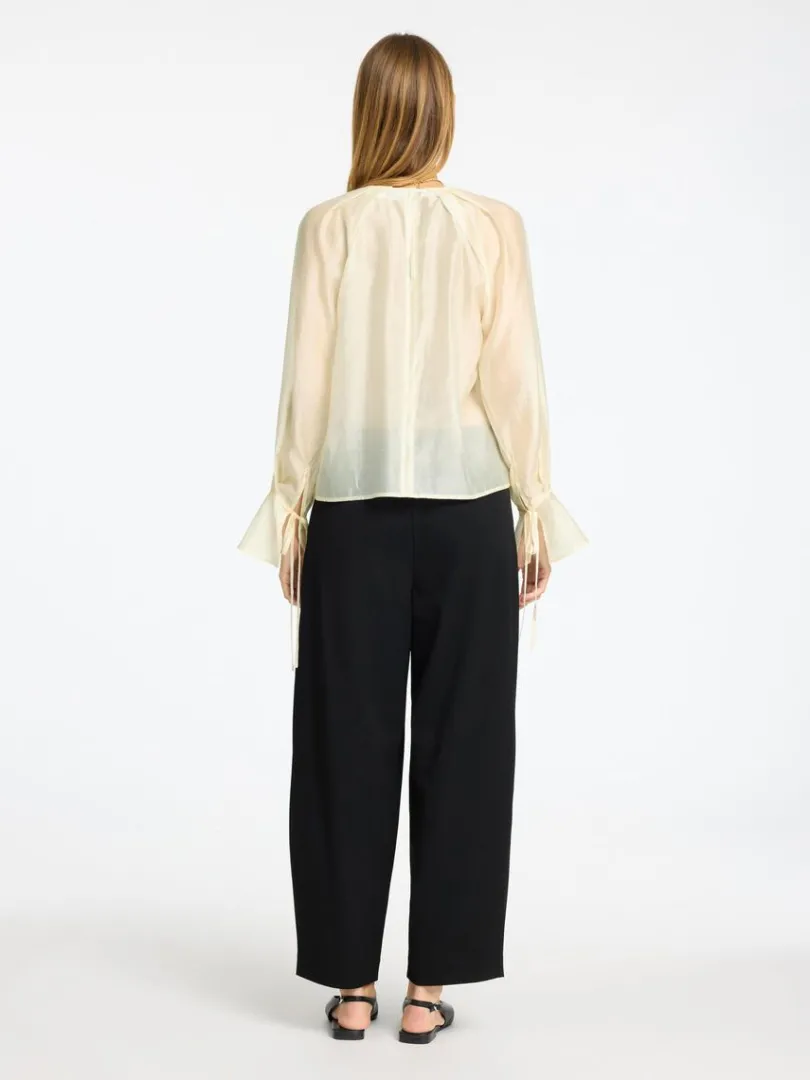 detaljeret_langrmet_bluse_4-1.webp Toppe Og Bluser>SELECTED DETALJERET LANGÆRMET BLUSE Beige