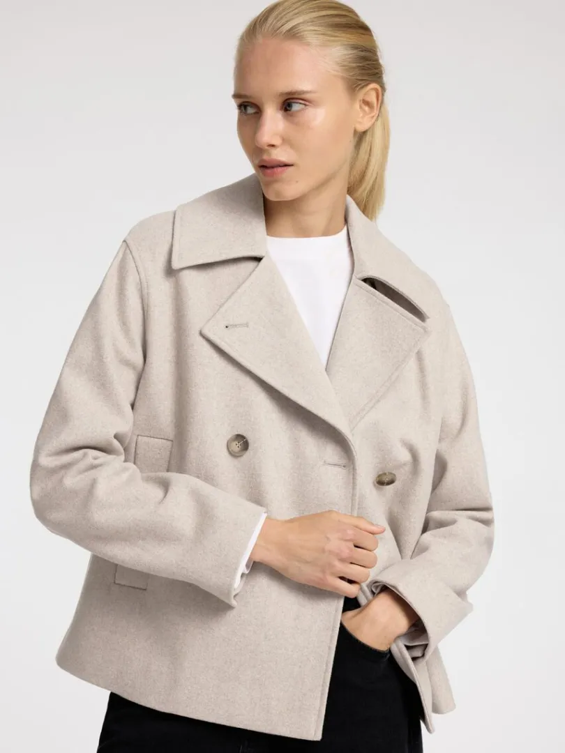 dobbeltradet_kort_jakke_2-2.webp Overtøj>SELECTED DOBBELTRADET KORT JAKKE Beige