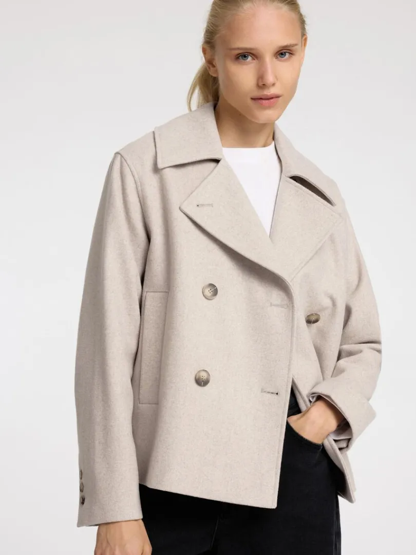 dobbeltradet_kort_jakke_3-2.webp Overtøj>SELECTED DOBBELTRADET KORT JAKKE Beige