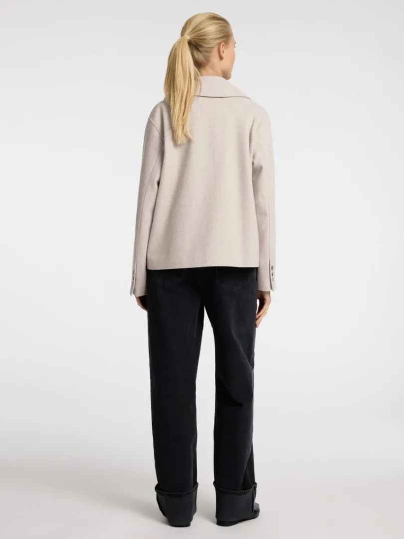 dobbeltradet_kort_jakke_4-2.webp Overtøj>SELECTED DOBBELTRADET KORT JAKKE Beige