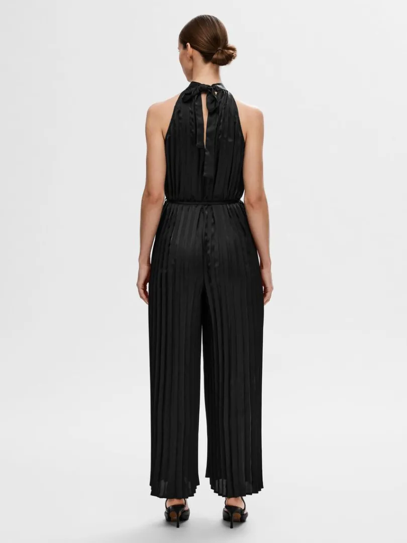 halterneck_plisseret_buks_4.webp Kjoler>SELECTED HALTERNECK PLISSERET BUKSEDRAGT Black