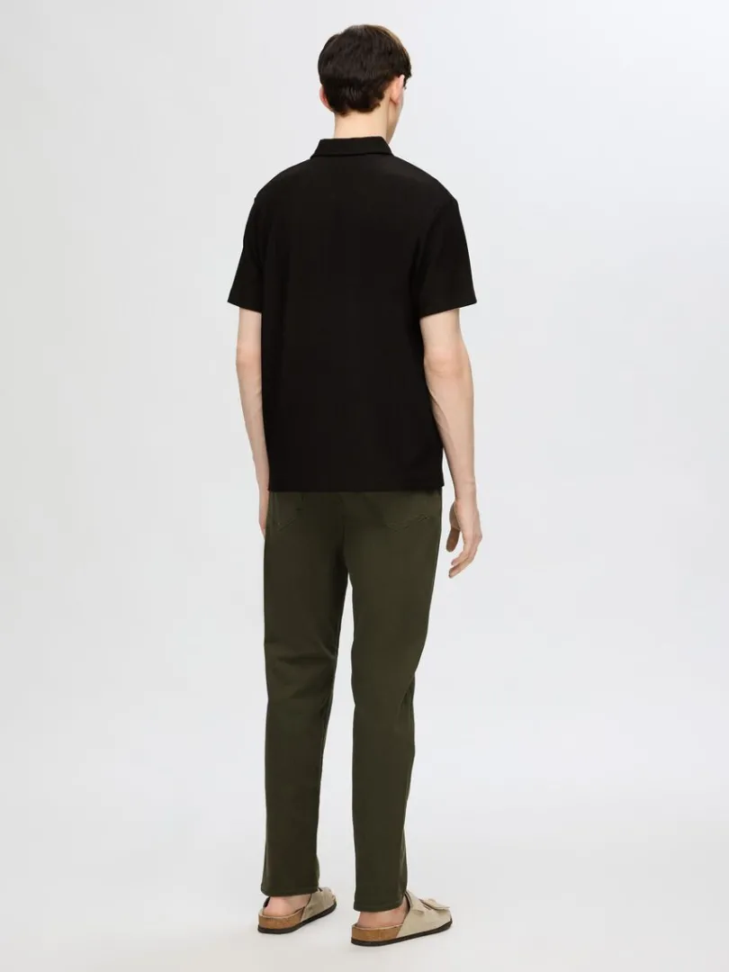 halv_lynls_pliss_polo_5-1.webp Poloer>SELECTED HALV LYNLÅS PLISSÉ POLO Black