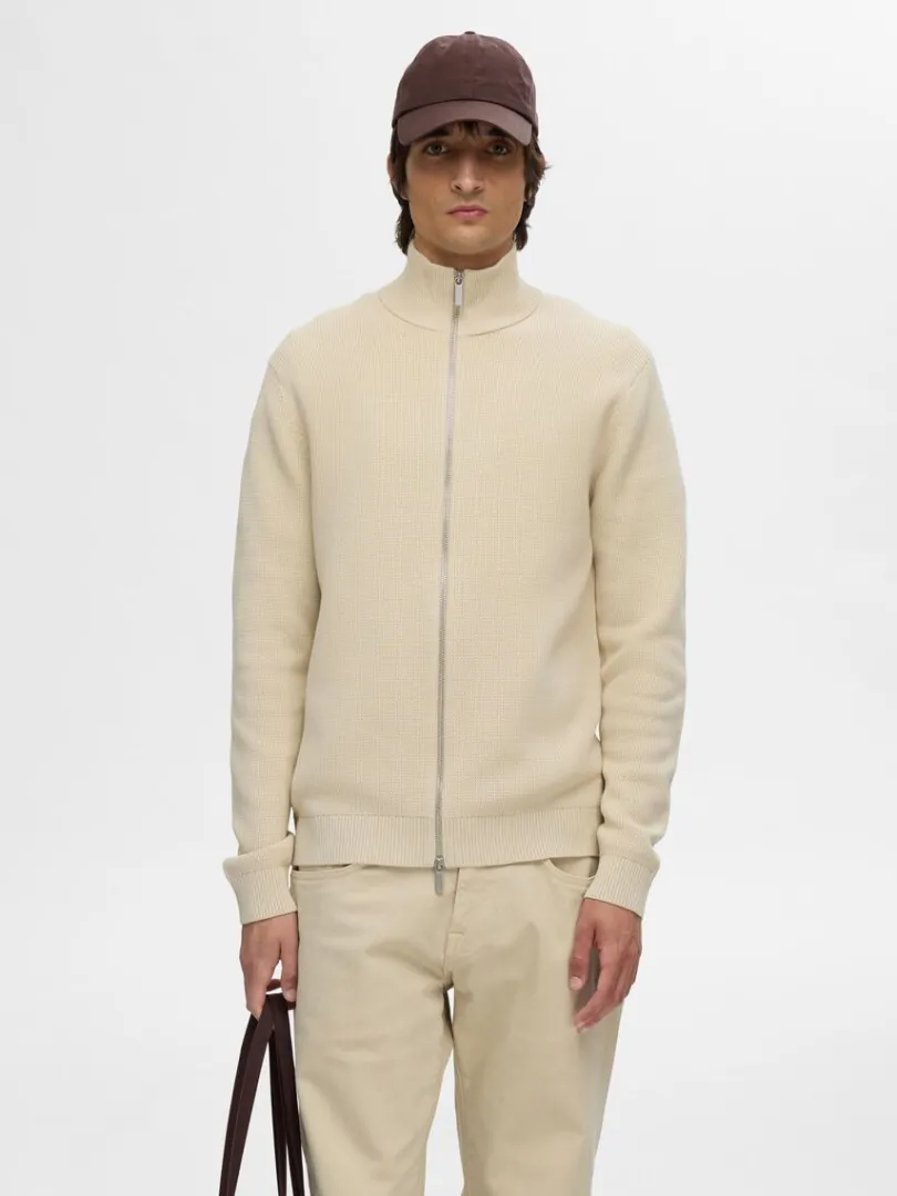 hj_hals_med_lynls_strikke_0-3.webp Strik>SELECTED HØJ HALS MED LYNLÅS STRIKKET CARDIGAN Beige