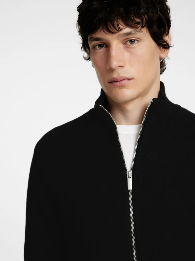 hj_hals_med_lynls_strikke_1-1.webp Strik>SELECTED HØJ HALS MED LYNLÅS STRIKKET CARDIGAN Black