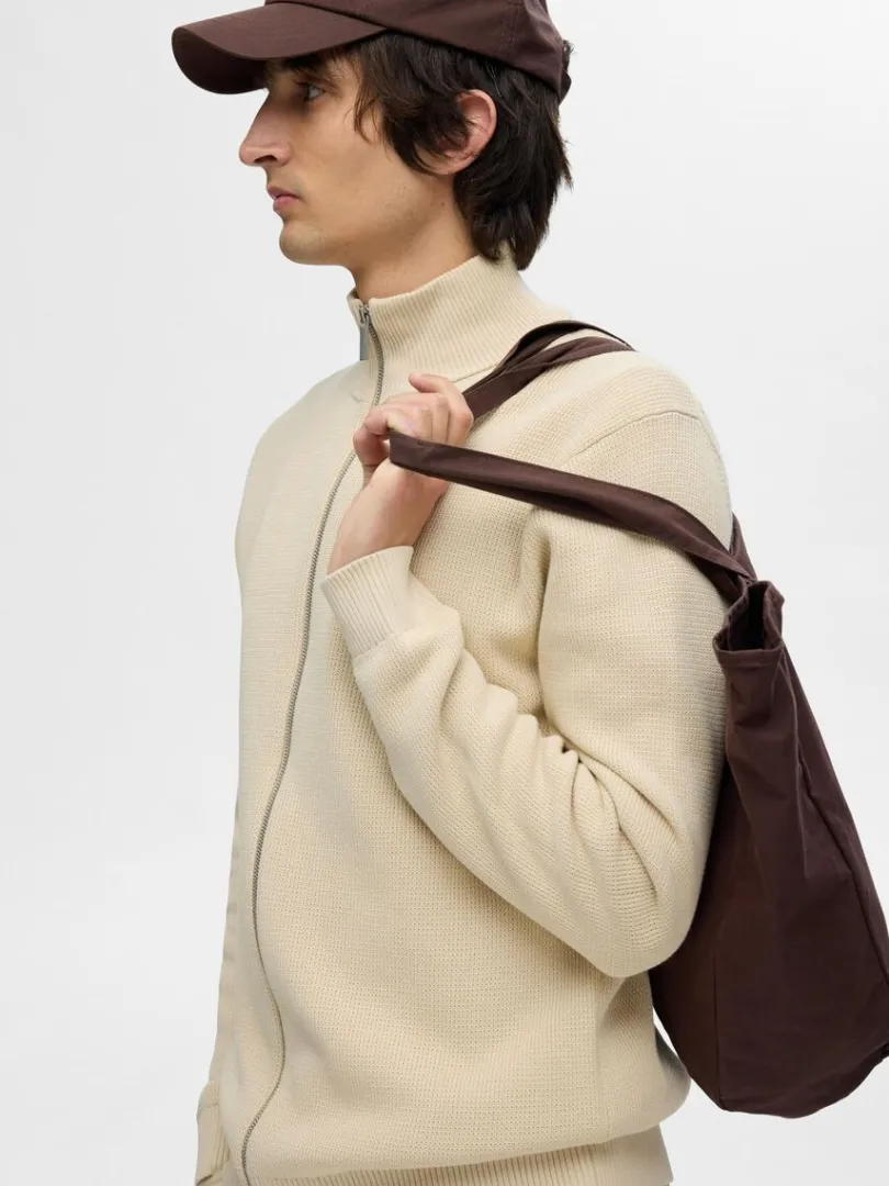 hj_hals_med_lynls_strikke_2-3.webp Strik>SELECTED HØJ HALS MED LYNLÅS STRIKKET CARDIGAN Beige