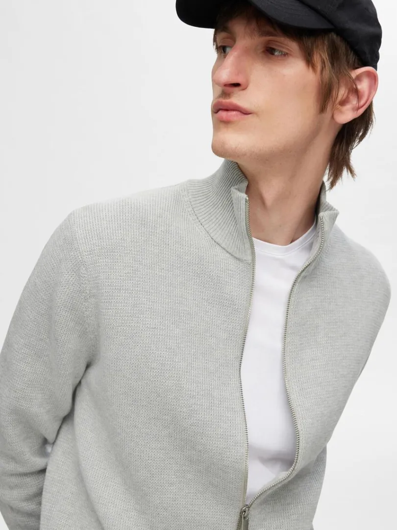 hj_hals_med_lynls_strikke_2.webp Strik>SELECTED HØJ HALS MED LYNLÅS STRIKKET CARDIGAN Grey