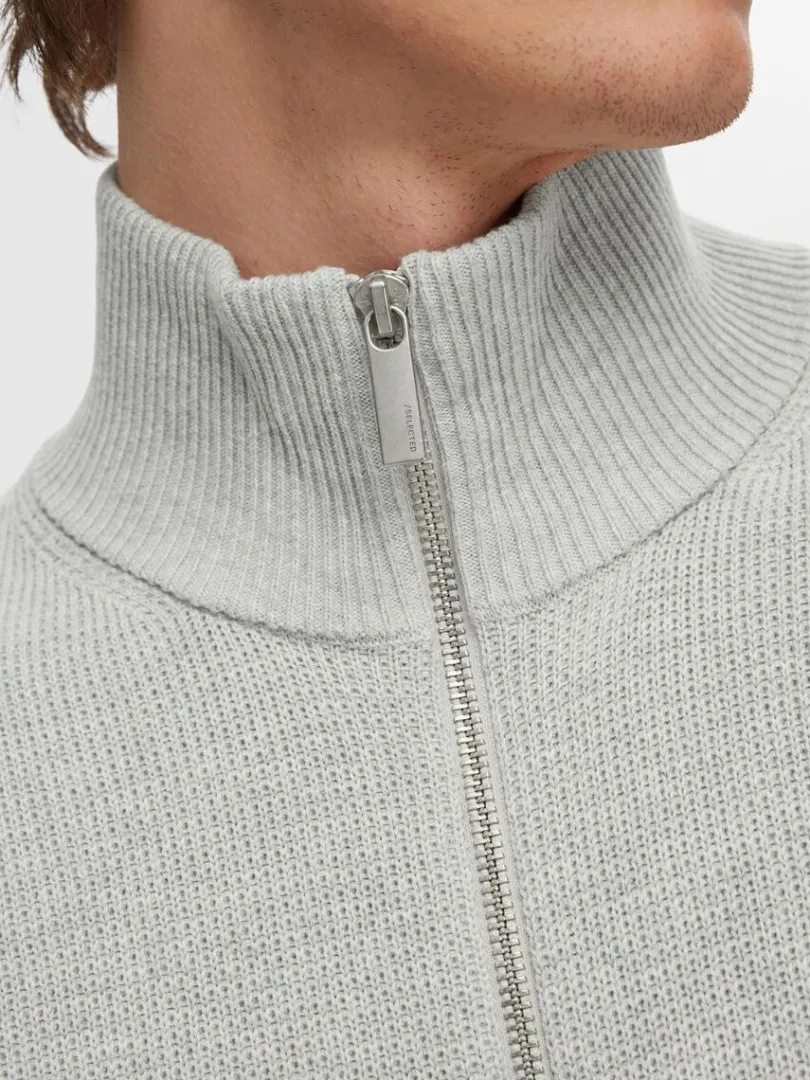 hj_hals_med_lynls_strikke_3.webp Strik>SELECTED HØJ HALS MED LYNLÅS STRIKKET CARDIGAN Grey